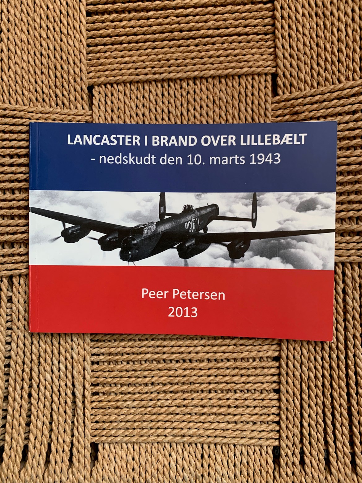 Lancaster i brand over Lillebælt - nedskudt den 10. marts 1943 af Peer Petersen.