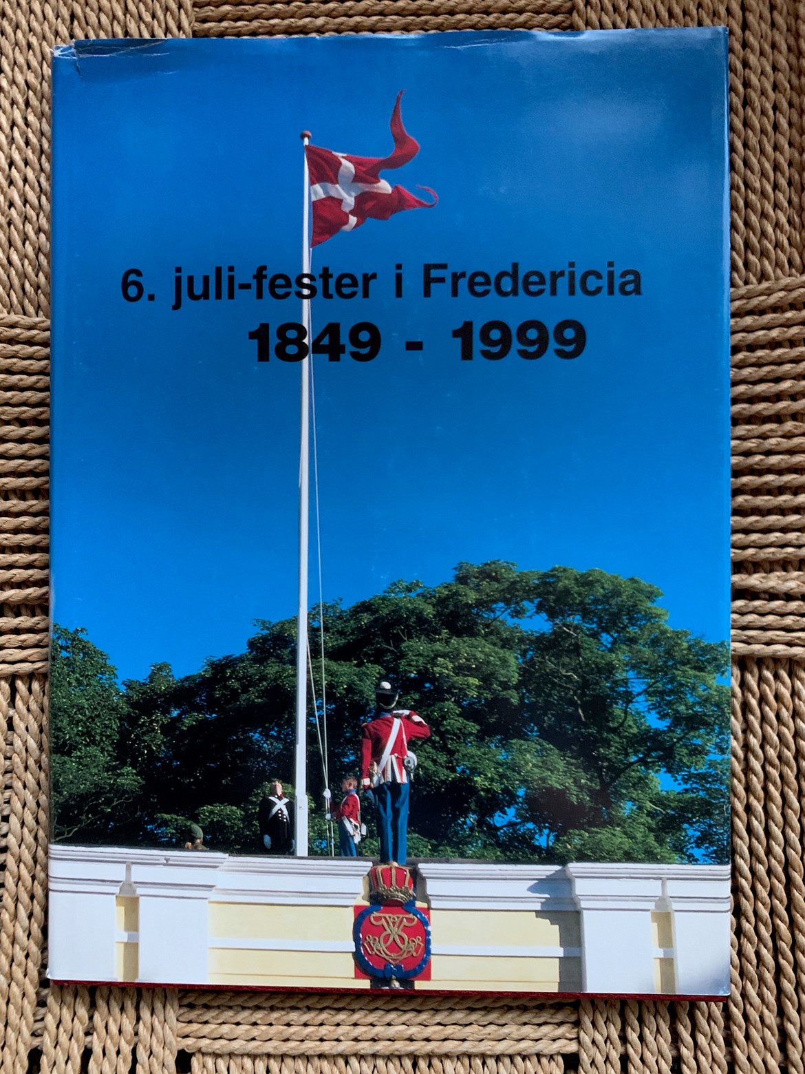 6 . JULI-FESTER I FREDERICIA 1849-1999 af Anders Engelbrecht.
