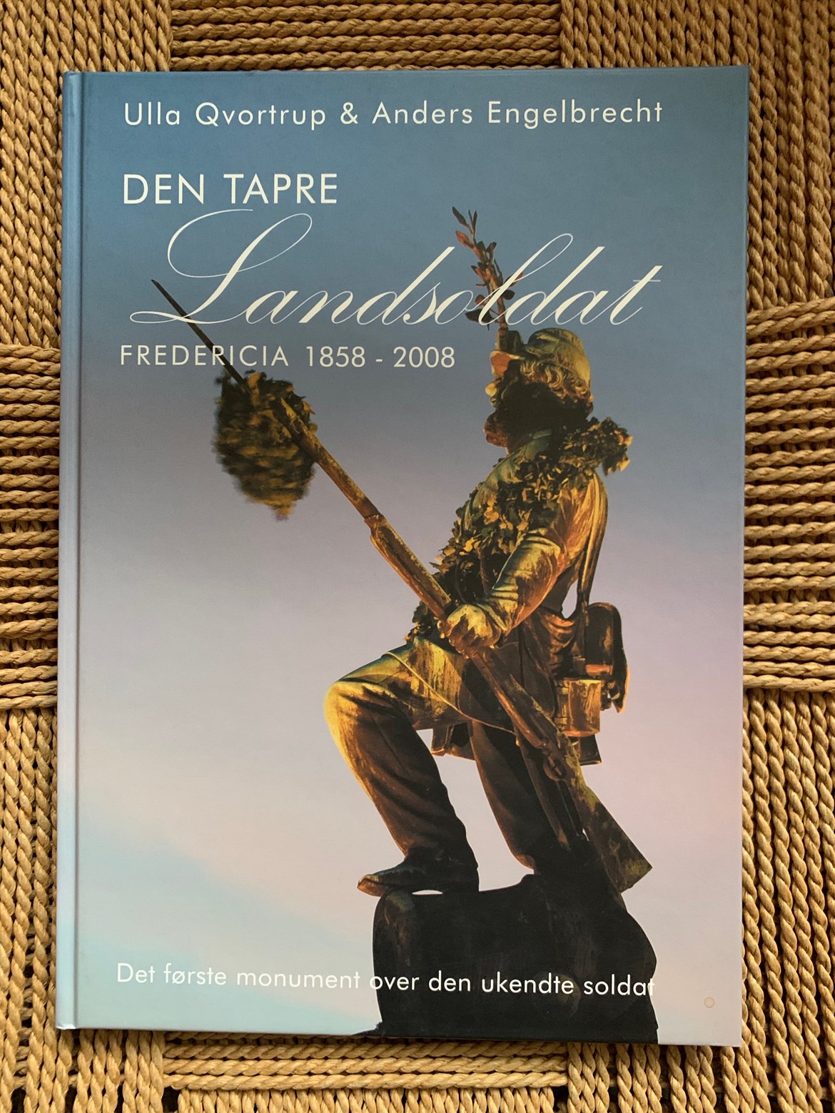 Den Tapre Landsoldat - Fredericia 1858 - 2008 af Ulla Qvortrup & Anders Engelbrecht.